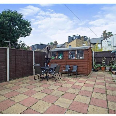 Отель The Leyton Oasis Лондон Экстерьер фото
